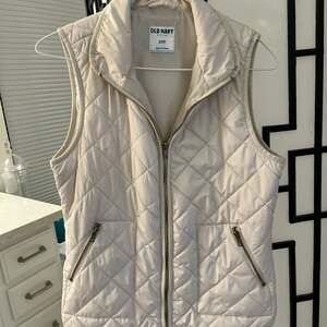 Old Navy Women's Quilted Lightweight Zip-Up Vest Cream Ivory